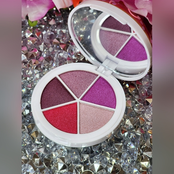 Makeup Revolutio Donut Eyeshadow Palette - Picture 5 of 8